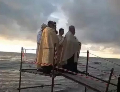"A cazut popa, ba!" Momentul in care un preot roman cade in mare dupa ce arunca crucea de Boboteaza "A cazut popa, ba!" Momentul in care un preot roman cade in mare dupa ce arunca crucea de Boboteaza