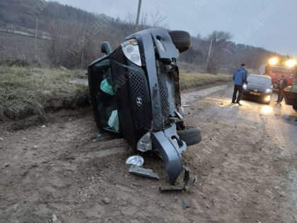 O masina a ajuns intr-un sant de pe marginea drumului, dupa ce ar fi pierdut controlul volanului. Imagini de la locul accidentului - FOTO
