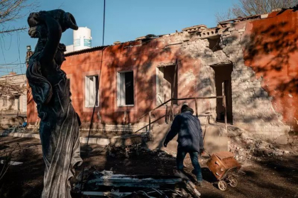 „Rusii sterg spitalele civile de pe harta”. O maternitate din Lugansk, transformata in spital militar pentru trupele rusesti
„Rusii sterg spitalele civile de pe harta”. O maternitate din Lugansk, transformata in spital militar pentru trupele rusesti