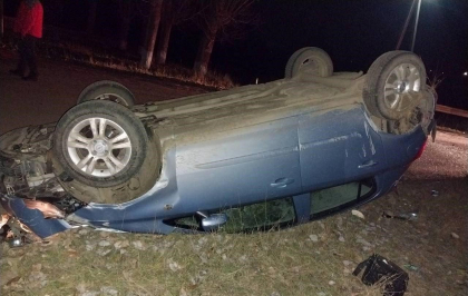 A urcat baut la volan. Un sofer a ajuns la spital, dupa ce masina pe care o conducea s-a rasturnat. Cum s-a intamplat totul  - FOTO