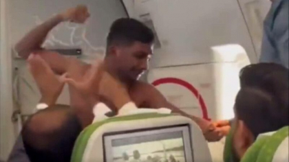 Momentul in care un tanar dezbracat il loveste cu pumnii pe un alt pasager in avion. Ce au facut ceilalti calatori - VIDEO