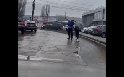 Detalii despre cei doi barbati care s-au batut langa Autogara de Nord. Politia: „Unul dintre acestia a fost transportat la spital” - VIDEO Detalii despre cei doi barbati care s-au batut langa Autogara de Nord. Politia: „Unul dintre acestia a fost transportat la spital” - VIDEO
