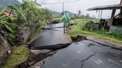 Un cutremur cu magnitudinea 7,7 s-a produs in Indonezia. 334 de morti si opt persoane disparute