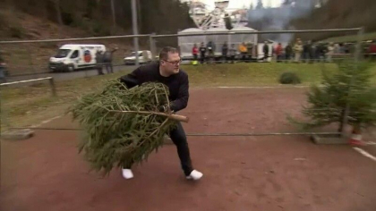 In Germania a avut loc un campionat de aruncat pomii care au stat impodobiti in casele oamenilor In Germania a avut loc un campionat de aruncat pomii care au stat impodobiti in casele oamenilor