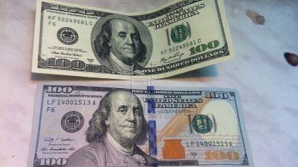 Un barbat - retinut, dupa ce a pus in circulatie peste 100 de mii de dolari americani falsi Un barbat - retinut, dupa ce a pus in circulatie peste 100 de mii de dolari americani falsi