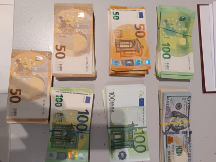 A incercat sa iasa din tara cu 40 mii de euro si 10 mii de dolari nedeclarati. Un cetatean al Ucrainei - retinut pe Aeroportul International Chisinau - FOTO
A incercat sa iasa din tara cu 40 mii de euro si 10 mii de dolari nedeclarati. Un cetatean al Ucrainei - retinut pe Aeroportul International Chisinau - FOTO