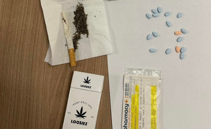 Un barbat - retinut, dupa ce in bagajul acestuia au fost gasite tigari si substante psihotrope. Ce a declarat acesta - FOTO