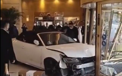 China: un client nemultumit a intrat cu masina intr-un hotel - VIDEO China: un client nemultumit a intrat cu masina intr-un hotel - VIDEO