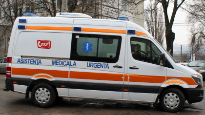 O femeie - transportata la spital, dupa ce a fost jefuita si injunghiata de catre un necunoscut, la Rezina