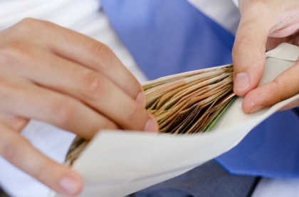 Fiecare a patra persoana angajata primeste salariul in plic, iar in rezultat veniturile ratate la bugetul public depasesc 7 la suta din PIB. Analiza Expert Grup