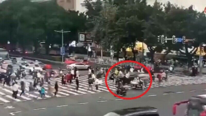 Un sofer a intrat in mod voit cu masina intr-o multime de pietoni, apoi a aruncat cu bani, in China. Cinci oameni au murit - VIDEO Un sofer a intrat in mod voit cu masina intr-o multime de pietoni, apoi a aruncat cu bani, in China. Cinci oameni au murit - VIDEO