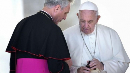Discutii cu usile inchise la Vatican, dupa dezvaluirile celui mai bun prieten al lui Benedict despre papa Francisc: ”I-a frant inima”
