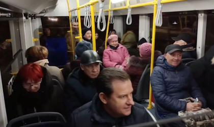 Surpriza pentru mai multi calatori din capitala. L-au avut pe un renumit artist al poporului drept taxator care le-a si cantat. Despre cine este vorba - VIDEO