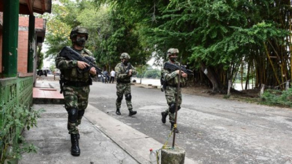 Imagini din timpul unei lupte sangeroase la granita cu Columbia. Cel putin 10 cadavre, gasite pe camp - VIDEO