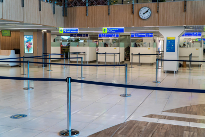 Ar fi incercat sa intre in Moldova cu pasaportul fratelui sau. Un barbat din Pakistan - retinut pe Aeroportul International Chisinau pentru verificari Ar fi incercat sa intre in Moldova cu pasaportul fratelui sau. Un barbat din Pakistan - retinut pe Aeroportul International Chisinau pentru verificari