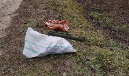 Un lansator de grenade si munitii - gasit pe o strada din Briceni - FOTO