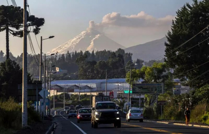 Vulcanul Cotopaxi din Ecuador continua sa erupa. Coloana de gaze si cenusa pana la 1.500 de metri deasupra craterului - VIDEO Vulcanul Cotopaxi din Ecuador continua sa erupa. Coloana de gaze si cenusa pana la 1.500 de metri deasupra craterului - VIDEO