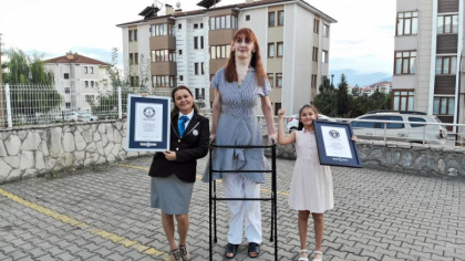 Cum a fost prima calatorie cu avionul pentru cea mai inalta femeie din lume: „Au fost anulate sase locuri si au pus o targa” - FOTO Cum a fost prima calatorie cu avionul pentru cea mai inalta femeie din lume: „Au fost anulate sase locuri si au pus o targa” - FOTO