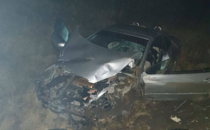Accident grav la Cimislia. Un barbat a murit pe loc, iar o femeie si un copil - transportati la spital, dupa ce masina in care se aflau a ajuns in canalul de scurgere - FOTO Accident grav la Cimislia. Un barbat a murit pe loc, iar o femeie si un copil - transportati la spital, dupa ce masina in care se aflau a ajuns in canalul de scurgere - FOTO