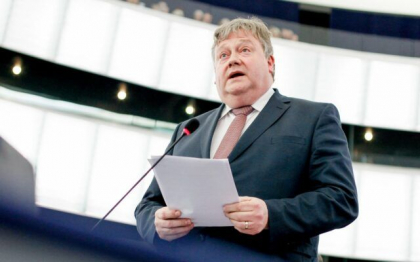 Doi europarlamentari belgieni recunosc ca au facut calatorii nedeclarate in Qatar
