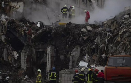 Operatiunile de salvare la blocul bombardat din Dnipro continua. Bilantul victimelor: 25 de morti, inclusiv un copil si 43 de persoane sunt inca disparute 