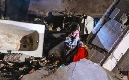 A ramas ca prin minune in viata. O tanara aflata in baie, la etajul 7, a supravietuit miraculos bombardamentului rusesc din Dnipro. Parintii fetei sunt prinsi sub daramaturi - FOTO A ramas ca prin minune in viata. O tanara aflata in baie, la etajul 7, a supravietuit miraculos bombardamentului rusesc din Dnipro. Parintii fetei sunt prinsi sub daramaturi - FOTO