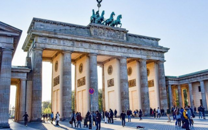 Un sofer a murit dupa ce masina pe care o conducea s-a ciocnit de Poarta Brandenburg, la Berlin Un sofer a murit dupa ce masina pe care o conducea s-a ciocnit de Poarta Brandenburg, la Berlin