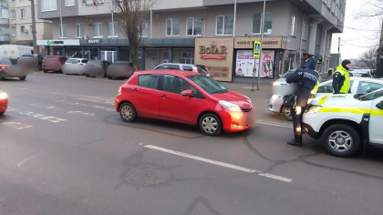 Accident in capitala. O femeie si nepotul acesteia au ajuns la spital, dupa ce au fost loviti de o masina pe trecerea de pietoni - FOTO Accident in capitala. O femeie si nepotul acesteia au ajuns la spital, dupa ce au fost loviti de o masina pe trecerea de pietoni - FOTO