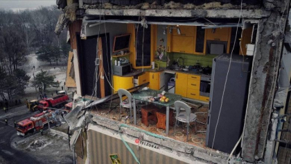 Imagine virala cu o bucatarie galbena ramasa fara perete in blocul bombardat din Dnipro. Se vad mere pe masa si farfurii in chiuveta - VIDEO/FOTO 