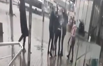 Clipe de groaza pentru un barbat din capitala. L-au amenintat cu un cutit, l-au lovit, apoi i-au furat telefonul si banii. Cum s-a intamplat totul - VIDEO Clipe de groaza pentru un barbat din capitala. L-au amenintat cu un cutit, l-au lovit, apoi i-au furat telefonul si banii. Cum s-a intamplat totul - VIDEO