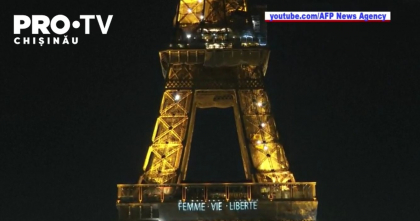 Pe turnul Eiffel din Paris au aparut aseara mesaje de sustinere pentru femeile care protesteaza in Iran Pe turnul Eiffel din Paris au aparut aseara mesaje de sustinere pentru femeile care protesteaza in Iran