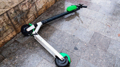Un barbat - transportat la spital, dupa ce a cazut de pe o trotineta electrica, in capitala