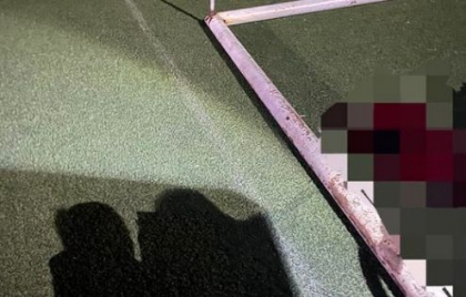 Tragedie fara margini pentru o familie din Orhei. Un baiat de 16 ani a murit, dupa ce o poarta metalica de pe terenul de fotbal a cazut peste el