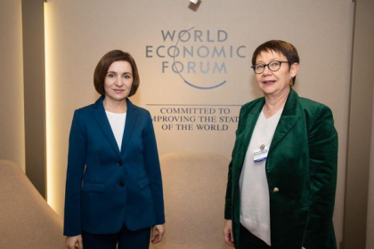 Sefa statului s-a intalnit cu presedintele BERD, la Davos. Sandu: „Am discutat despre continuarea programelor de sprijin pentru mediul nostru de afaceri” - FOTO Sefa statului s-a intalnit cu presedintele BERD, la Davos. Sandu: „Am discutat despre continuarea programelor de sprijin pentru mediul nostru de afaceri” - FOTO