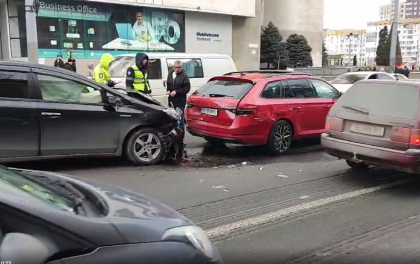 O persoana a ajuns la spital, dupa ce un BMW, Mercedes, Lexus, Toyota si Skoda s-au lovit, in capitala - VIDEO