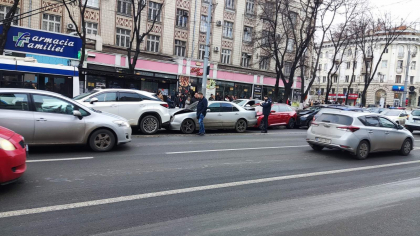 Carambol in capitala. Cinci masini s-au lovit pe bulevardul Stefan cel Mare si Sfant. Imagini de la locul accidentului - FOTO/VIDEO