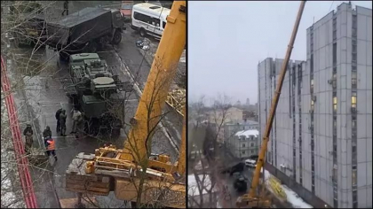 Miscari de trupe la Moscova: Rusii au ridicat cu macaraua sisteme antiaeriene Pantsir pe acoperisul unor cladiri din Moscova - VIDEO Miscari de trupe la Moscova: Rusii au ridicat cu macaraua sisteme antiaeriene Pantsir pe acoperisul unor cladiri din Moscova - VIDEO