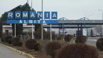 Patru politisti de frontiera si patru vamesi din Romania - retinuti in urma perchezitiilor efectuate la frontiera moldo-romana. Alti  angajati romani - sub control judiciar 