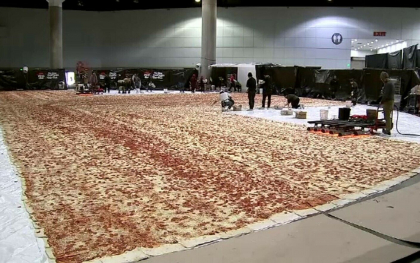 Americanii vor sa intre in Cartea Recordurilor cu cea mai mare pizza din lume. Ce suprafata are aceasta Americanii vor sa intre in Cartea Recordurilor cu cea mai mare pizza din lume. Ce suprafata are aceasta