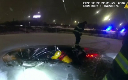 Operatiunea de salvare extrema in SUA. Cum a fost scoasa o femeie dintr-un lac inghetat, la -22 de grade Operatiunea de salvare extrema in SUA. Cum a fost scoasa o femeie dintr-un lac inghetat, la -22 de grade