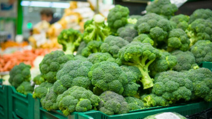 Descoperire socanta facuta de o femeie in timp ce curata broccoli. Ce se ascundea in interiorul legumei - VIDEO Descoperire socanta facuta de o femeie in timp ce curata broccoli. Ce se ascundea in interiorul legumei - VIDEO