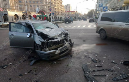 Doua masini s-au lovit puternic intr-o intersectie, la Tiraspol. Ambulanta - la locul accidentului - FOTO