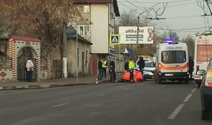 O tanara - lovita de o masina, la Balti. Politia: „Trecea regulamentar strada” - FOTO O tanara - lovita de o masina, la Balti. Politia: „Trecea regulamentar strada” - FOTO