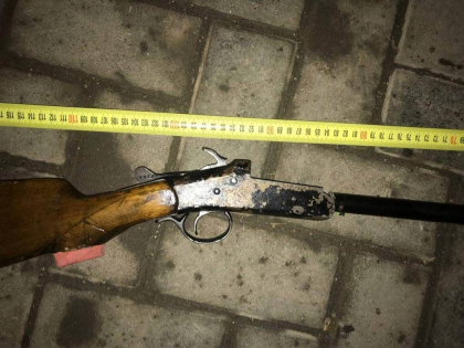 Ar fi impuscat in directia unui grup de persoane, in urma unui conflict. Un barbat - retinut pentru 72 de ore. Politia: "Arma era detinuta ilegal"