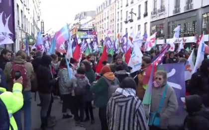Mii de persoane au defilat la Paris, pe o vreme friguroasa, impotriva reformei pensiilor Mii de persoane au defilat la Paris, pe o vreme friguroasa, impotriva reformei pensiilor
