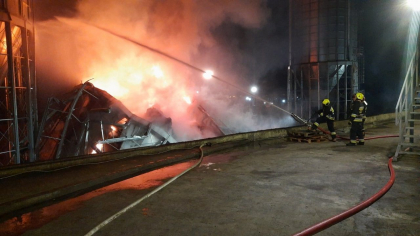 Un nou incendiu la Portul Giurgiulesti: Rezervorul nr.2 incarcat cu srot de floarea soarelui a luat foc. Pompierii au intervenit - FOTO/VIDEO Un nou incendiu la Portul Giurgiulesti: Rezervorul nr.2 incarcat cu srot de floarea soarelui a luat foc. Pompierii au intervenit - FOTO/VIDEO