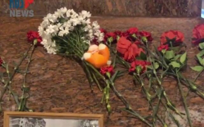 Rusii din Moscova continua sa depuna flori un memorial improvizat in memoria victimelor din Ucraina, in ciuda represiunii - FOTO/VIDEO 