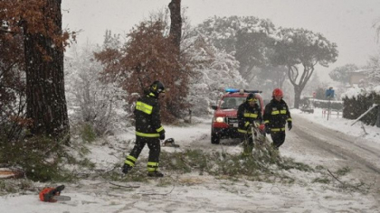 Italia, afectata de ninsori, frig, furtuni si inundatii. Scolile din multe orase au fost inchise Italia, afectata de ninsori, frig, furtuni si inundatii. Scolile din multe orase au fost inchise