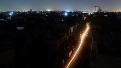 Aproape 220 de milioane de oameni au ramas fara electricitate in Pakistan dupa o pana de curent care a afectat toata tara
Aproape 220 de milioane de oameni au ramas fara electricitate in Pakistan dupa o pana de curent care a afectat toata tara