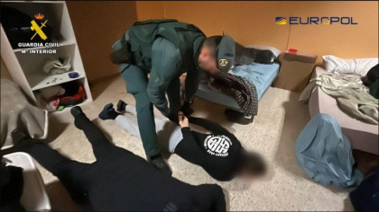 O retea care exploata refugiati ucraineni in fabrici ilegale de tigari, destructurata in Spania. Milioane de euro au fost confiscate